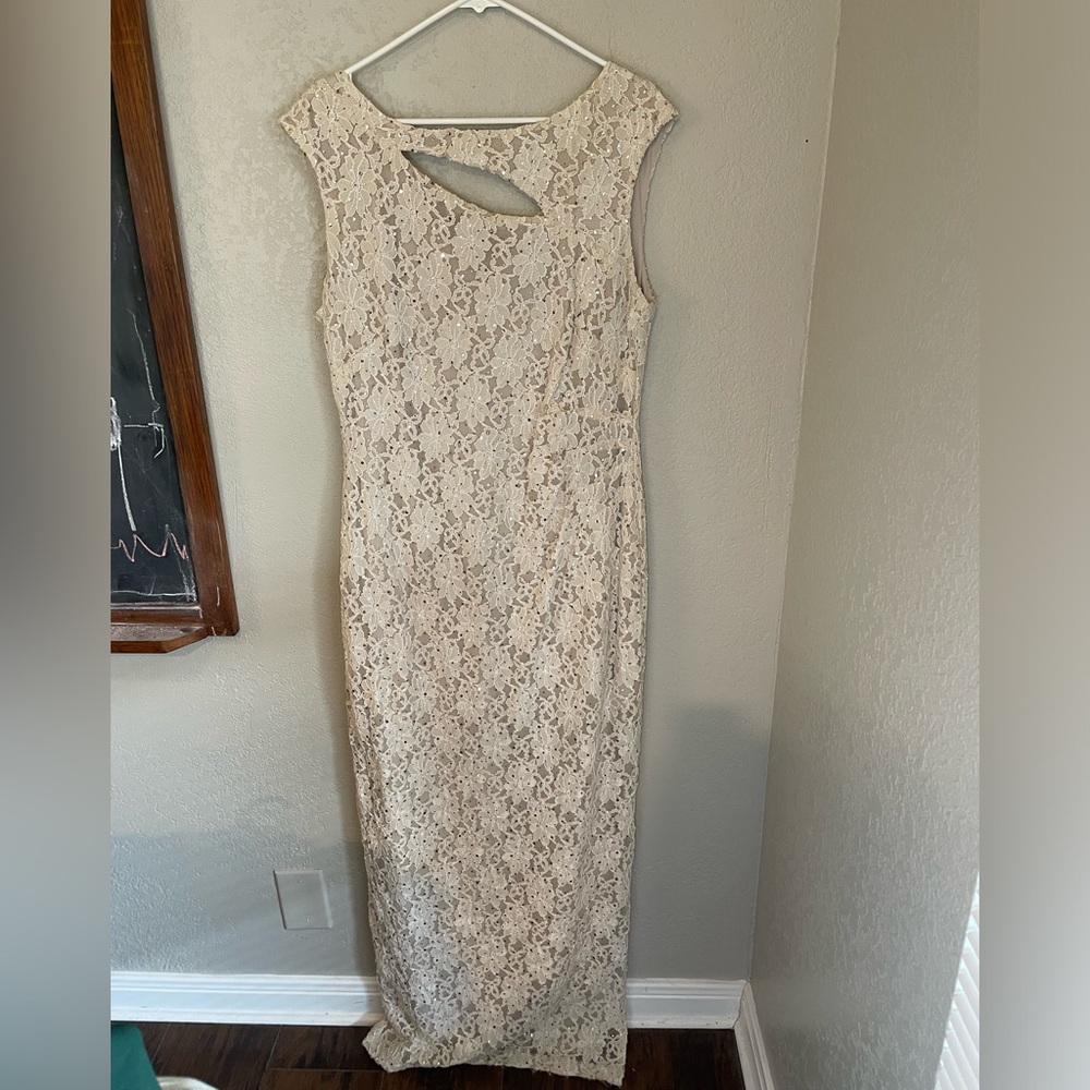 Gorgeous evening dress and could even be worn as an ivory wedding dress